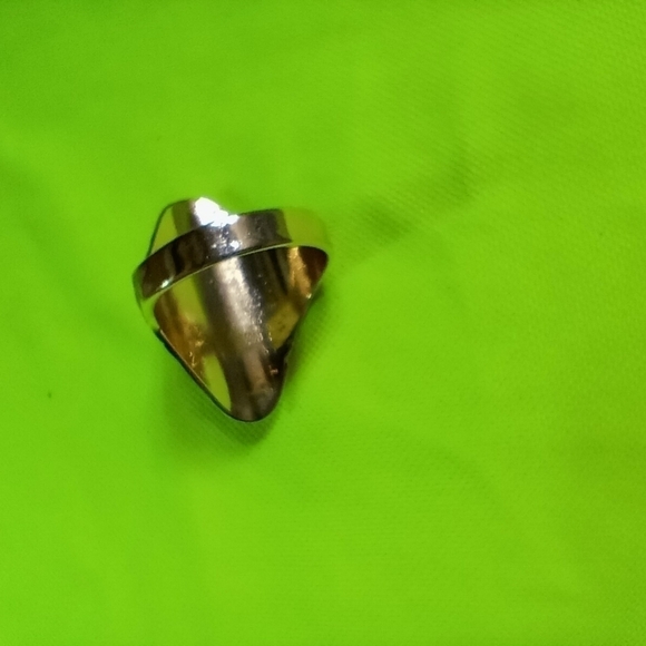 Large goldtone decorative black faux turquoise ring size 11.5 - Picture 4 of 5